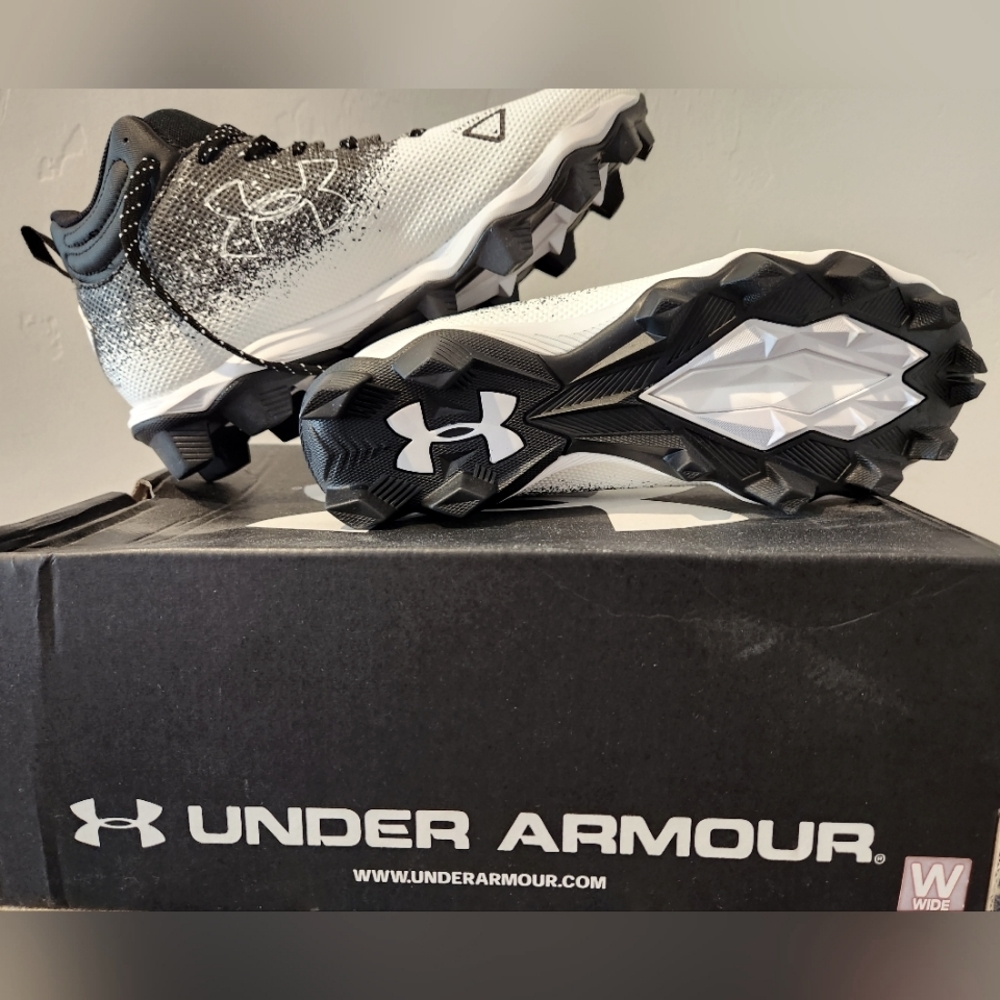 New! Youth Under Armour football cleats. Smoke/Pet free home.